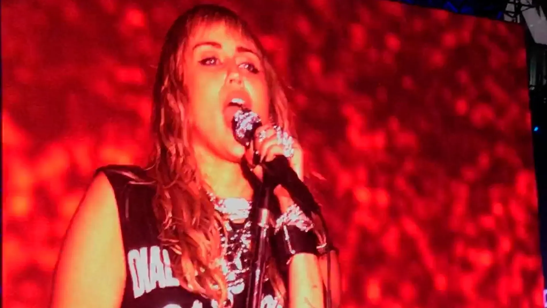 Miley Cyrus convierte el Primavera Sound en una discoteca al aire libre