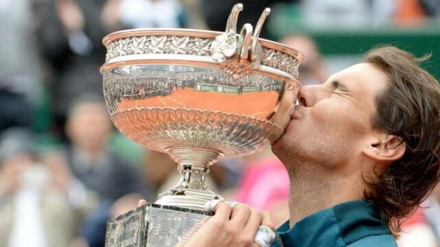 Rafael Nadal besa el octavo trofeo de Roland Garros