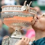 Rafael Nadal besa el octavo trofeo de Roland Garros