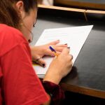 Una estudiante al inicio del examen de selectividad / Foto: Efe