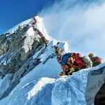 Más de 200 alpinistas hicieron cumbre el miércoles en el Everest provocando un atasco nunca visto
