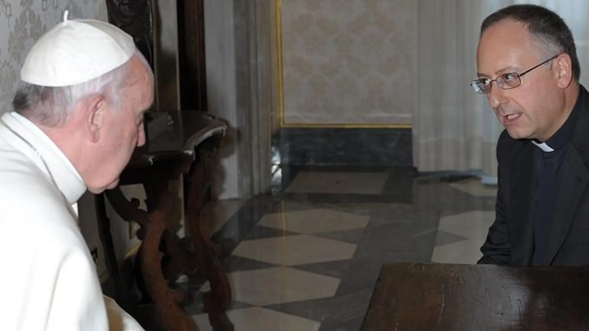 Imágenes del Papa Francisco con el jesuita Antonio Spadaro, director de La Civiltà Cattolica, durante la audiencia que el pontífice concedió a los miembros de esta publicación de los jesuitas el pasado 14 de junio.