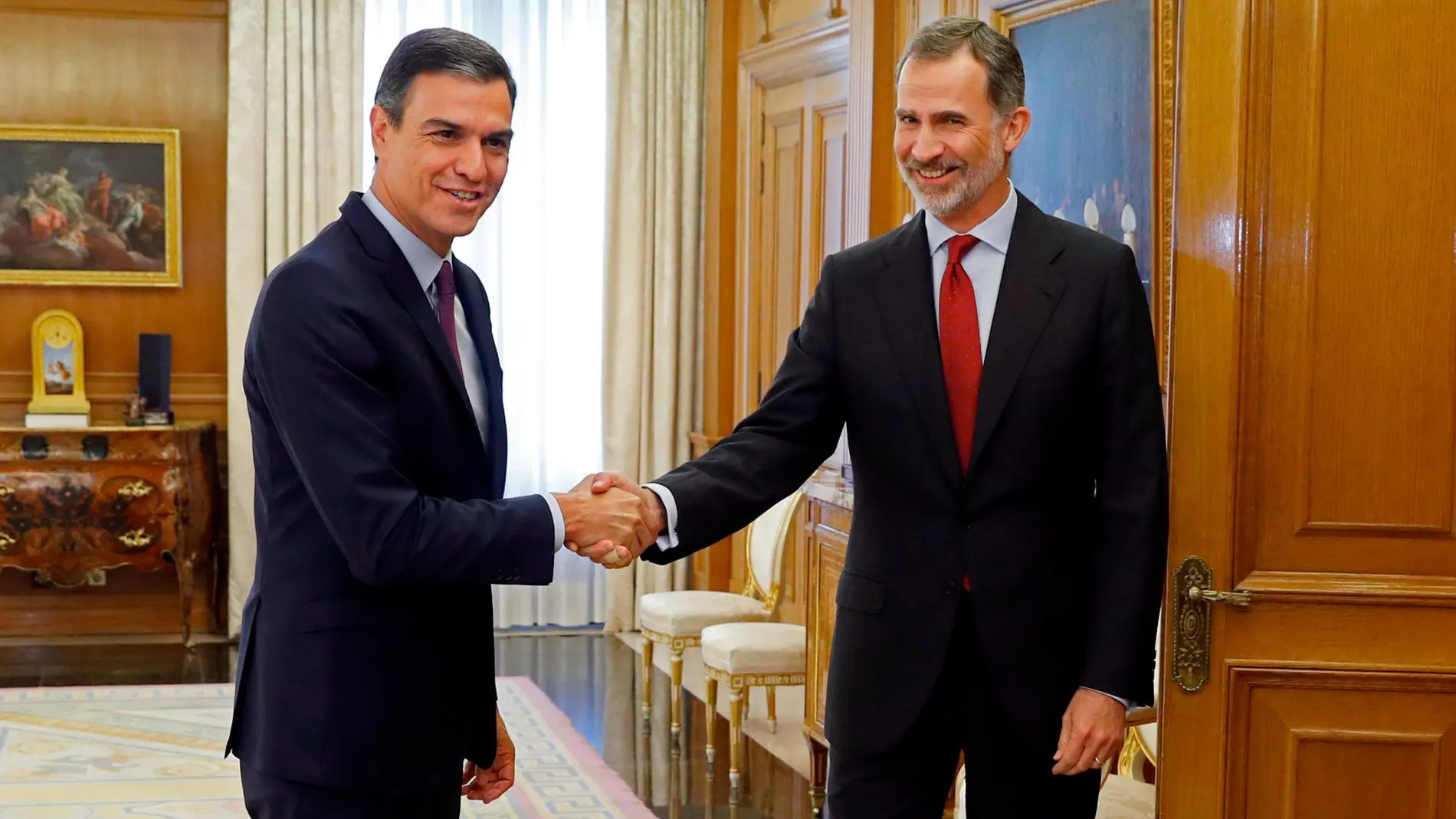 Felipe VI saluda al líder del PSOE, Pedro Sánchez en el Palacio de la Zarzuela. EFE/Juan Carlos Hidalgo ***POOL***