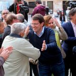 Fernández Mañueco saluda a los simpatizantes a su llegada al acto de Salamanca junto al alcalde de la ciudad, Carlos García Carbayo