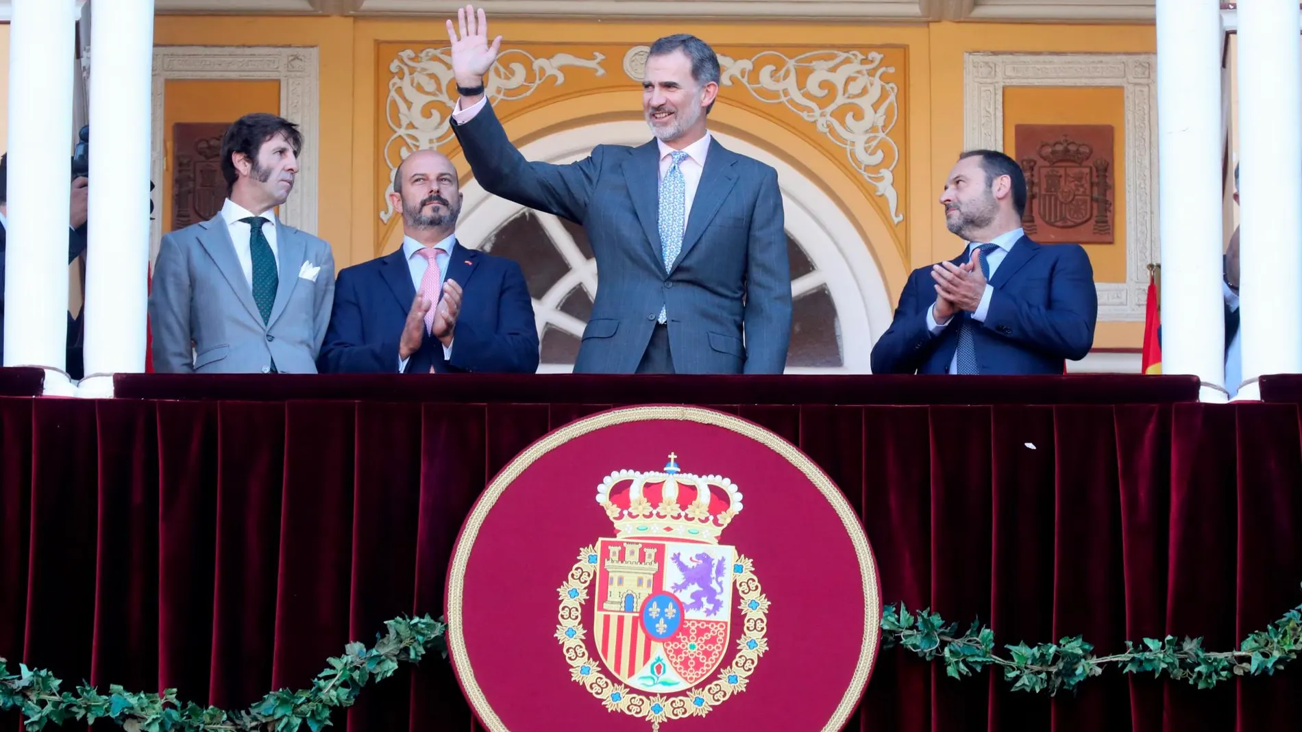El Rey Felipe VI junto a José Luis Ábalos y Juan José Padilla (Fotos: Rubén Mondelo)