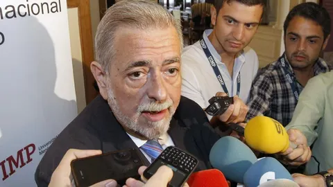 El secretario de Estado de Administraciones Públicas, Antonio G. Beteta, realiza unas declaraciones a los medios tras intervenir hoy en la Universidad Internacional Menéndez Pelayo