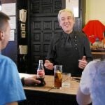 CARLOS, ES UN EX CONVICTO QUE TRABAJA EN UN RESTAURANTE COMO CAMARERO