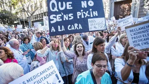 Un millar de boticarios se manifestó ayer por segunda vez en un año contra los impagos del Govern