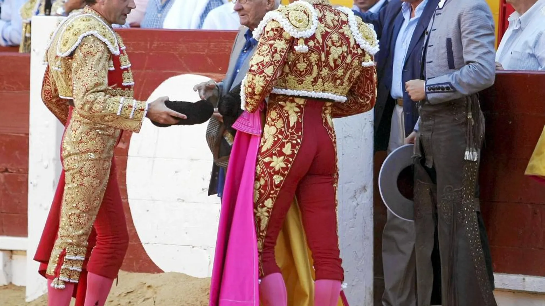 Ponce brindó su primer toro a los cuatro miembros de la dinastía Manzanares; de espaldas, José María hijo, que incluso se emocionó