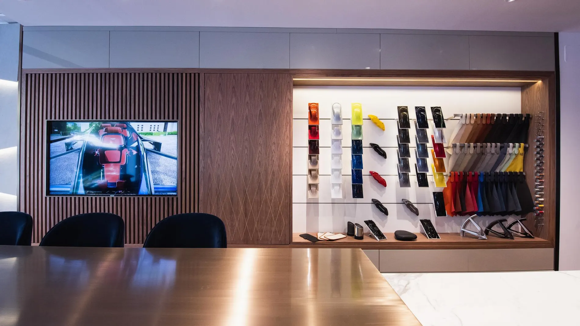 El cliente podrá elegir el tipo de piel para el interior de su Aston Martin.