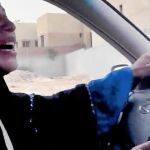 Una mujer saudí conduce por las calles de Riad