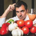 El chef Ramón Freixa es un enamorado del gazpacho y cada primavera-verano sirve en su dos estrellas Michelin una versión creativa. Foto: Gonzalo Pérez