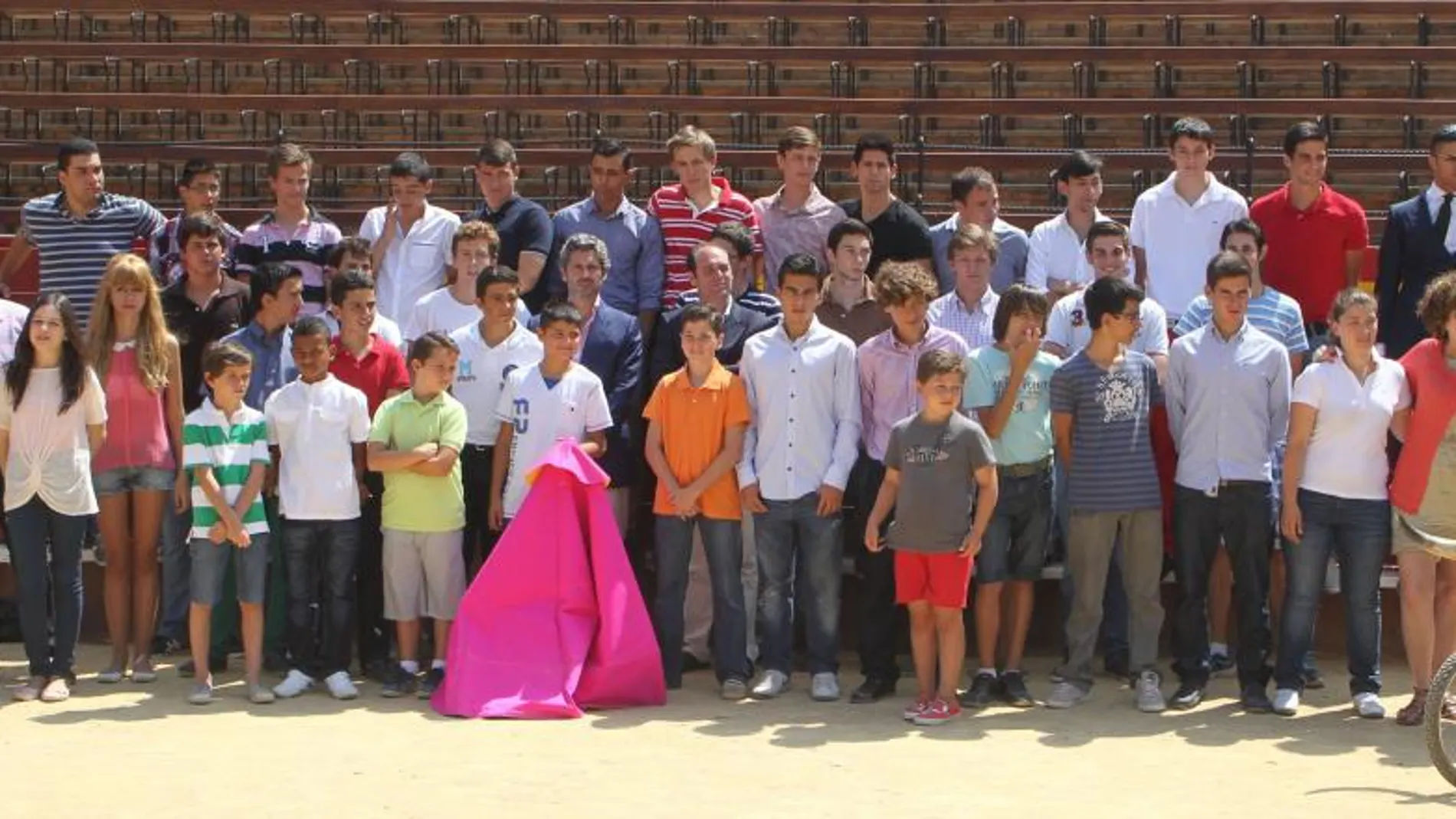 Foto de familia de los actuales alumnos de la Escuela valenciana