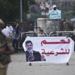 Los militares egipcios vigilan las zonas en que se manifiestan los defensores de Mursi