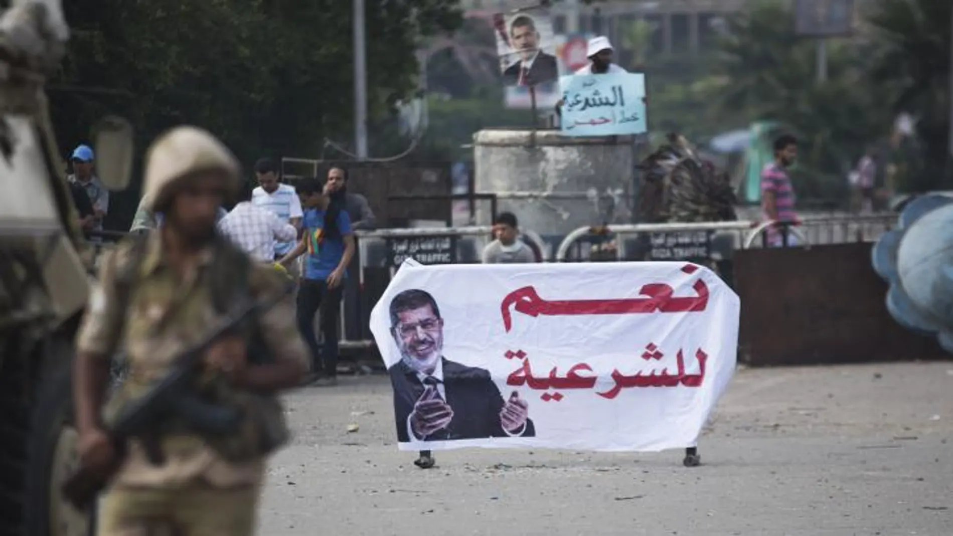 Los militares egipcios vigilan las zonas en que se manifiestan los defensores de Mursi