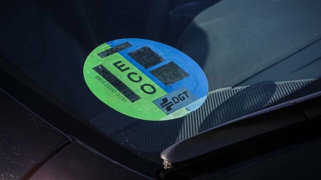 Sólo la mitad de los coches llevan puesta la etiqueta medioambiental