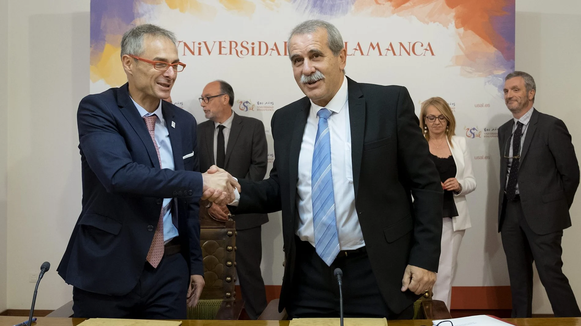 El rector Ricardo Rivero firma el convenio con Agustín Sánchez de Vega