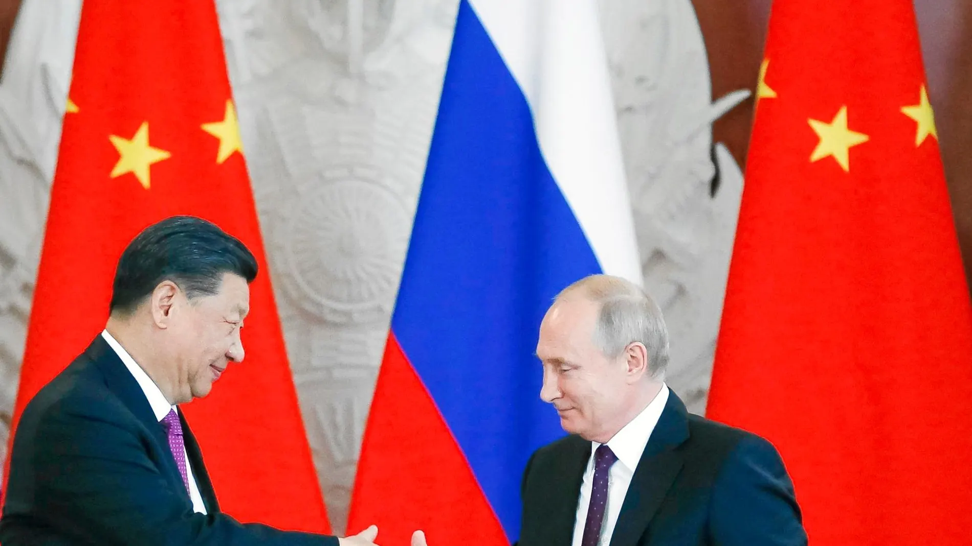 Xi Jinping y Vladimir Putin se saludan ayer en Moscú, donde sellaron su alianza con una treintena de acuerdos bilaterales
