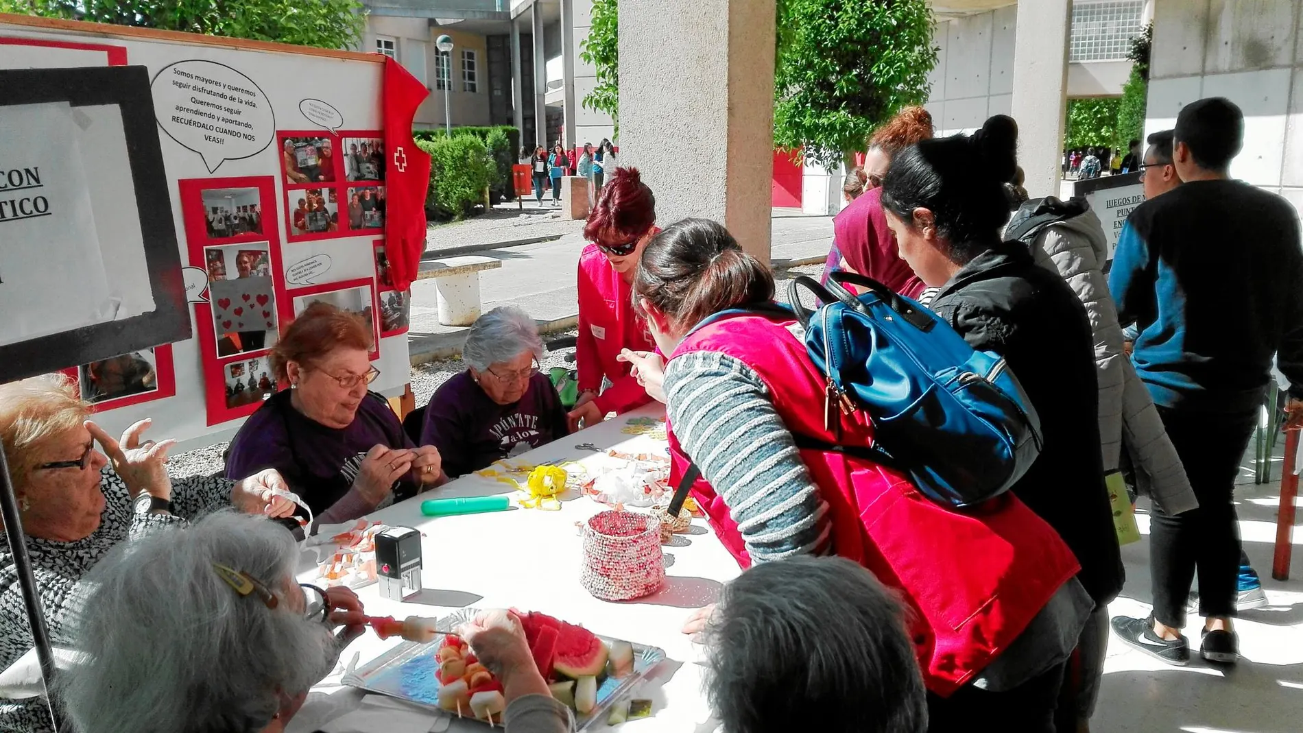 Voluntarios de Cruz Roja trabajando con ancianos en una de las actividades del programa «Andar con Voz»