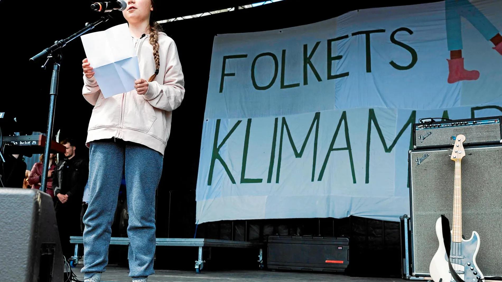 La joven activista Greta Thunberg, ofreciendo un discurso a los asistentes de la Marcha Popular por el Clima, en Copenhague, celebrada ayer