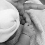 Villacís ha publicado una foto de la mano de su recién nacida