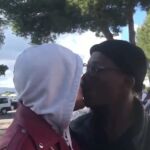 Captura del vídeo de Vox Baleares mostrando una pareja gay interracial besándose / Twitter