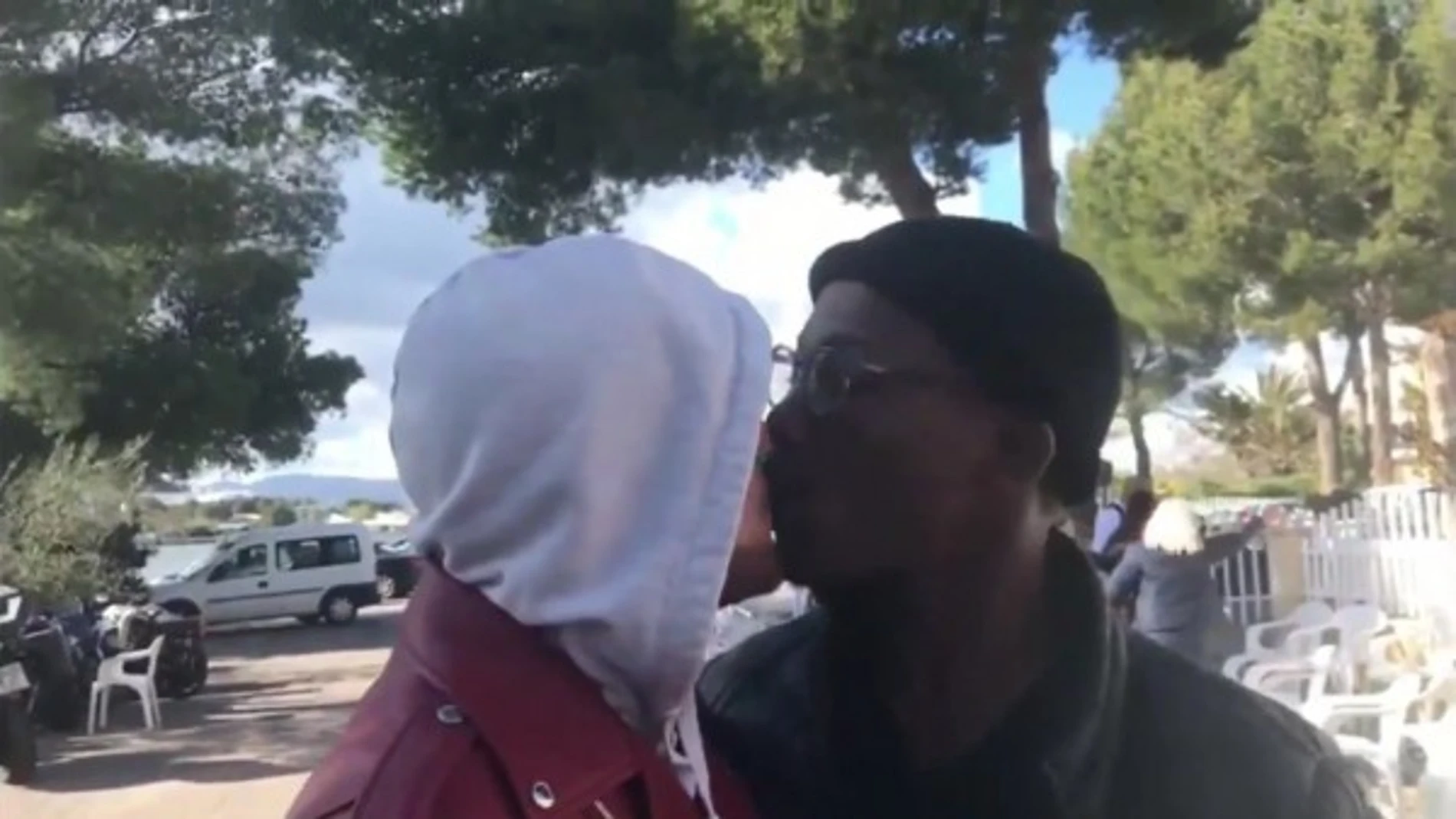 Captura del vídeo de Vox Baleares mostrando una pareja gay interracial besándose / Twitter