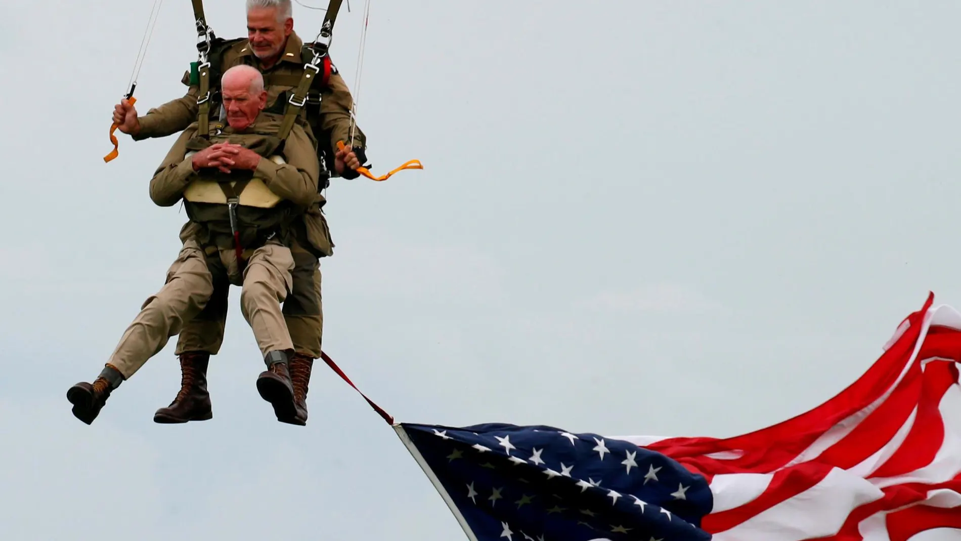 Tom Rice aterriza tras un salto en paracaídas conmemorativo sobre Carentan (Normandía) / Reuters