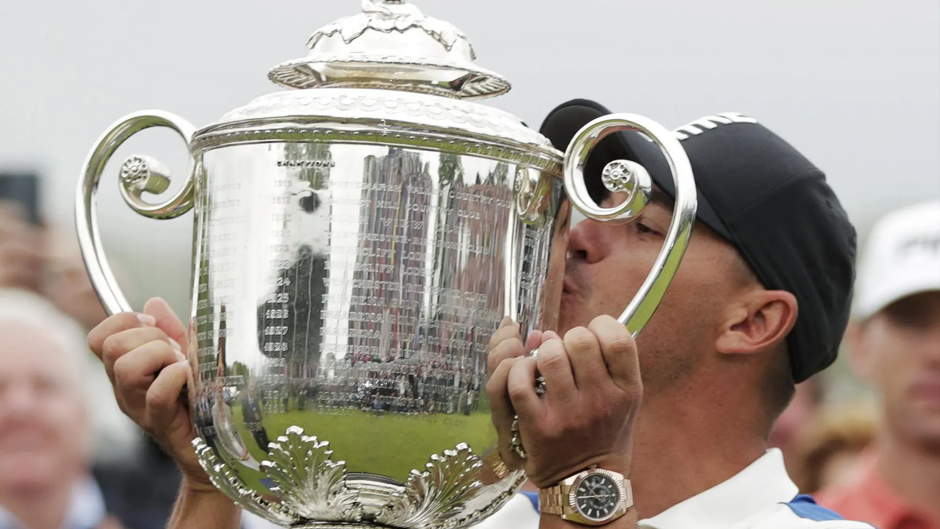 Koepka, con la copa de campeón del PGA