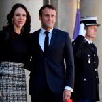 El presidente francés, Emmanuel Macron (d), posa con la primera ministra neozelandesa, Jacinda Ardern, a su llegada a la reunión del Llamamiento de Christchurch, este miércoles, en el Palacio del Elíseo, en París, Francia. EFE/ Julien De Rosa