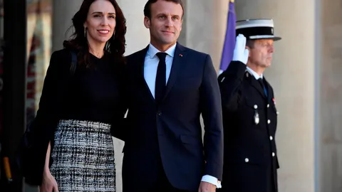 El presidente francés, Emmanuel Macron (d), posa con la primera ministra neozelandesa, Jacinda Ardern, a su llegada a la reunión del Llamamiento de Christchurch, este miércoles, en el Palacio del Elíseo, en París, Francia. EFE/ Julien De Rosa