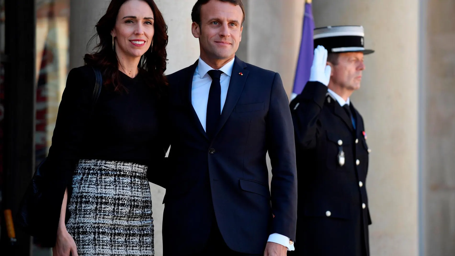El presidente francés, Emmanuel Macron (d), posa con la primera ministra neozelandesa, Jacinda Ardern, a su llegada a la reunión del Llamamiento de Christchurch, este miércoles, en el Palacio del Elíseo, en París, Francia. EFE/ Julien De Rosa