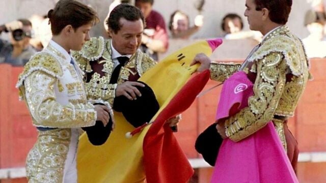 Manzanares padre cede los trastos a un jovencísimo El Juli en presencia de Ortega Cano