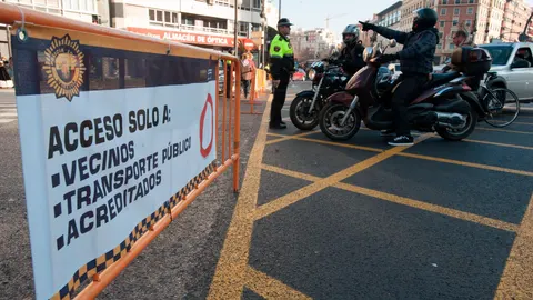 Los agentes de policía de Valencia temen que tendrán que lidiar con el enfado de los conductores a partir del viernes cuando comiencen los cortes de tráfico a la hora de la mascletá