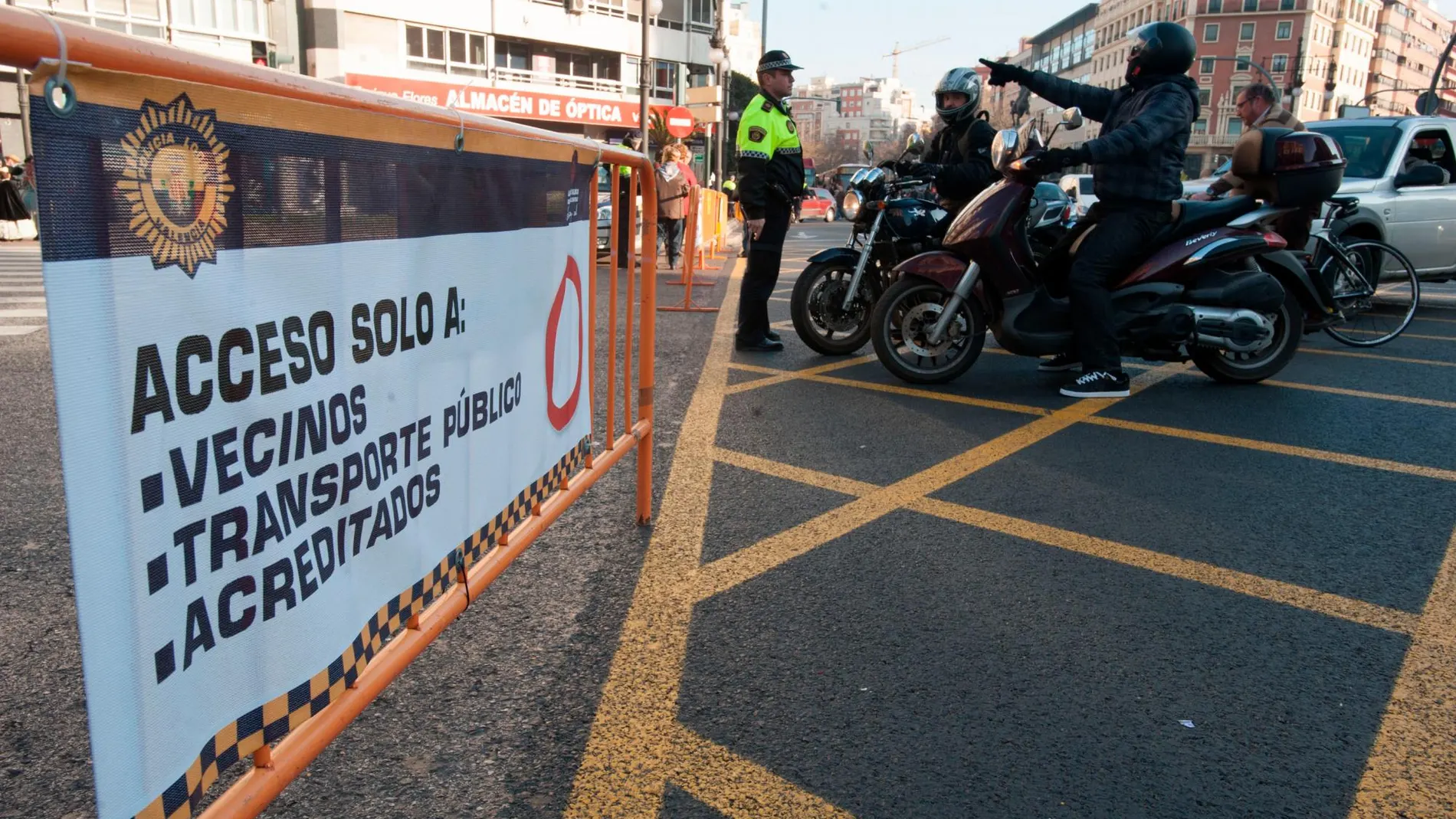Los agentes de policía de Valencia temen que tendrán que lidiar con el enfado de los conductores a partir del viernes cuando comiencen los cortes de tráfico a la hora de la mascletá