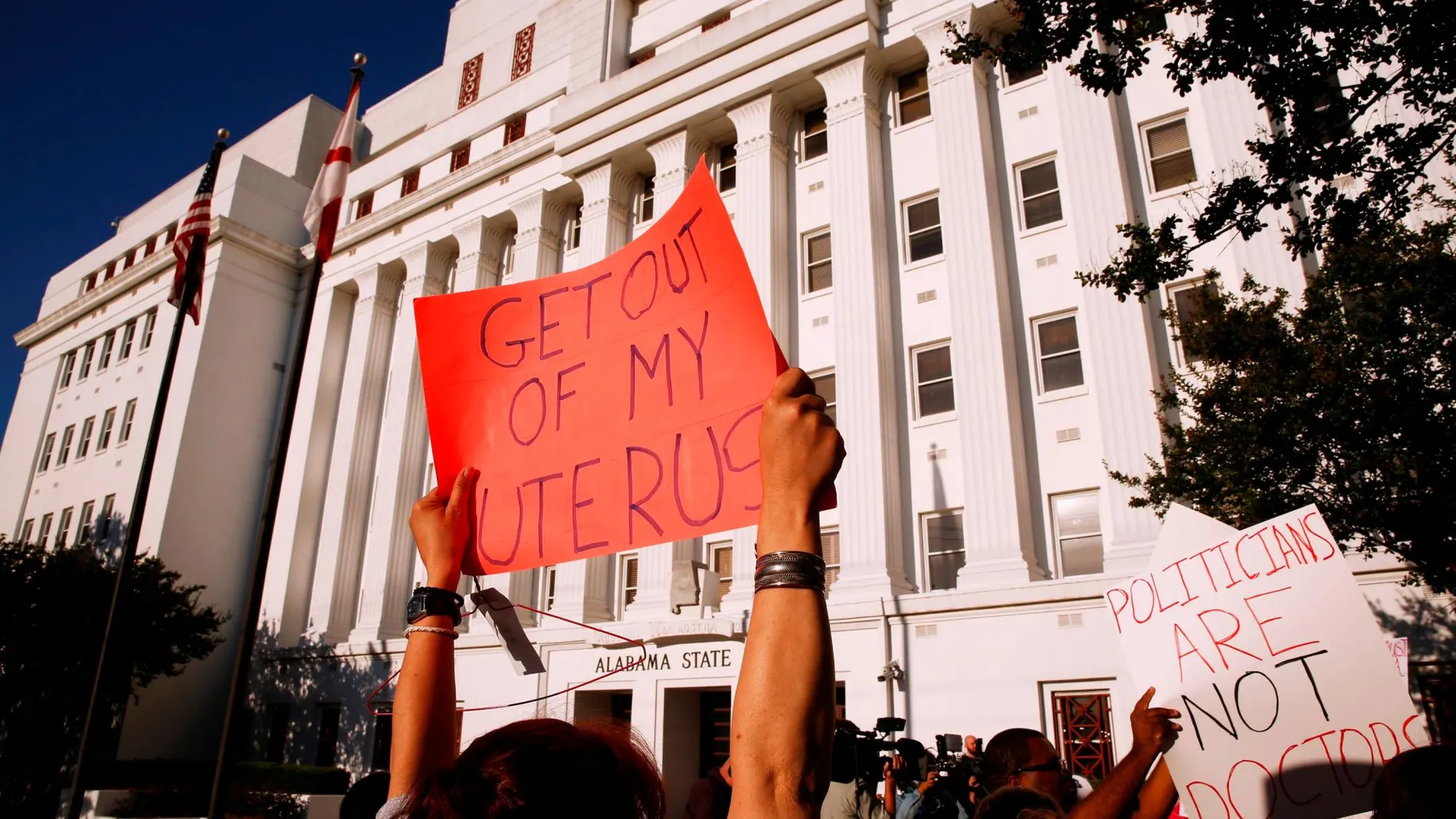 Un grupo de manifestantes en frente de la Cámara Estatal de Alabama