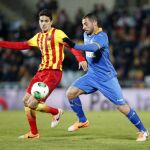 El jugador del Getafe Mehdi Lacen y el del Barcelona ,Marc Bartra, luchan por el balón