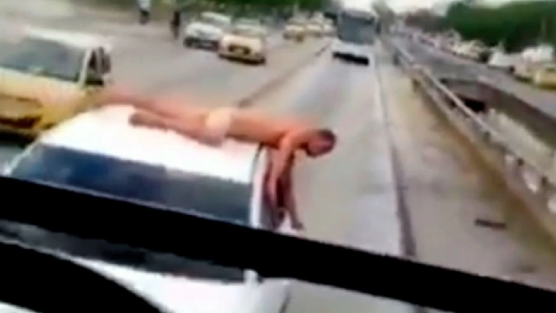 La conductora y el hombre han sido multados por infracciones de tráfico