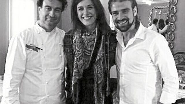 Sánchez Silva subió está fotografía el 25 de mayo. La acompaña Mario, a la dcha., y Pepe Rodríguez (izda.) jurado en «Masterchef»