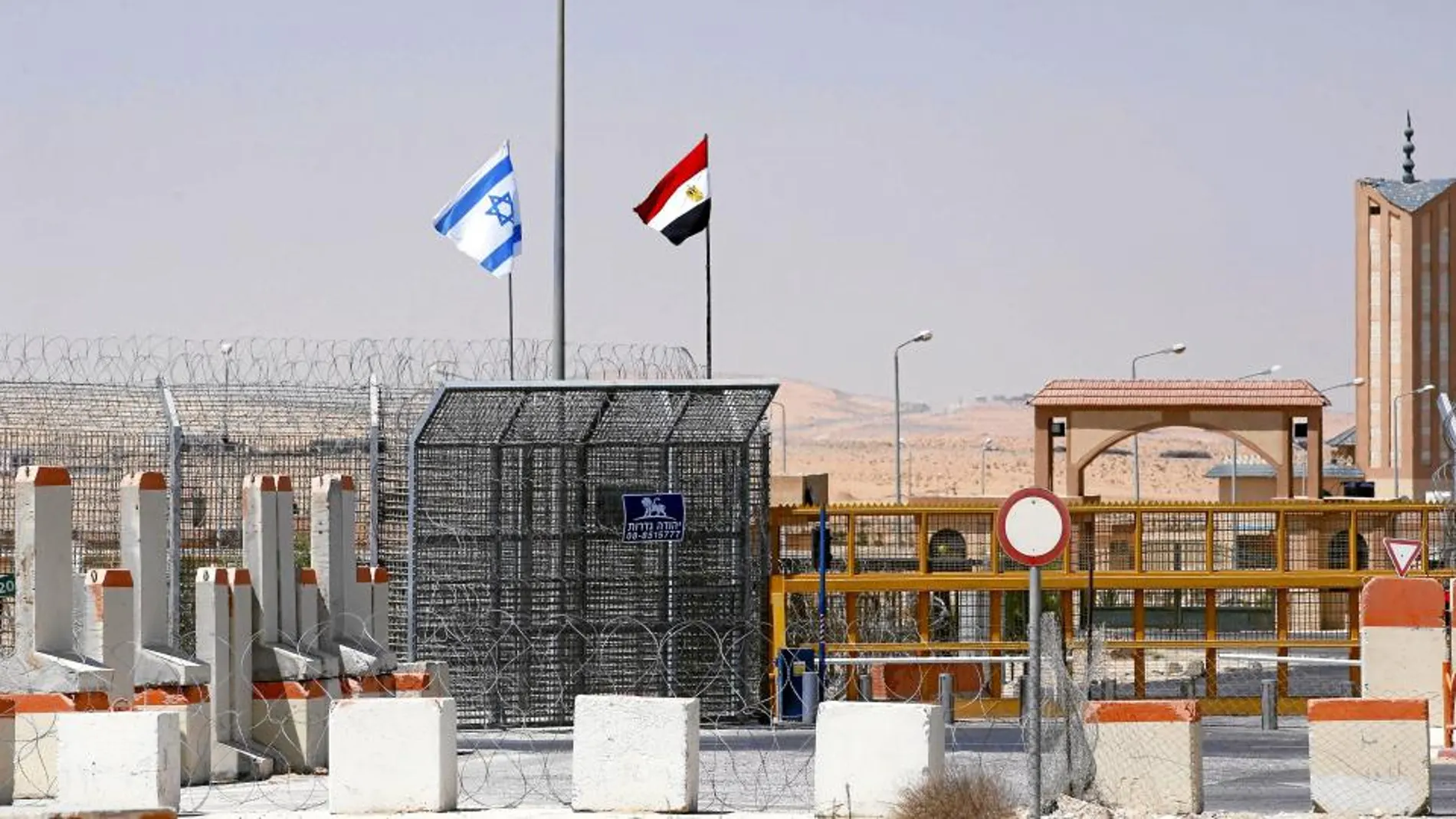 Las banderas de Israel y Egipto ondean en el paso fronterizo de Nitzana, en la península del Sinaí
