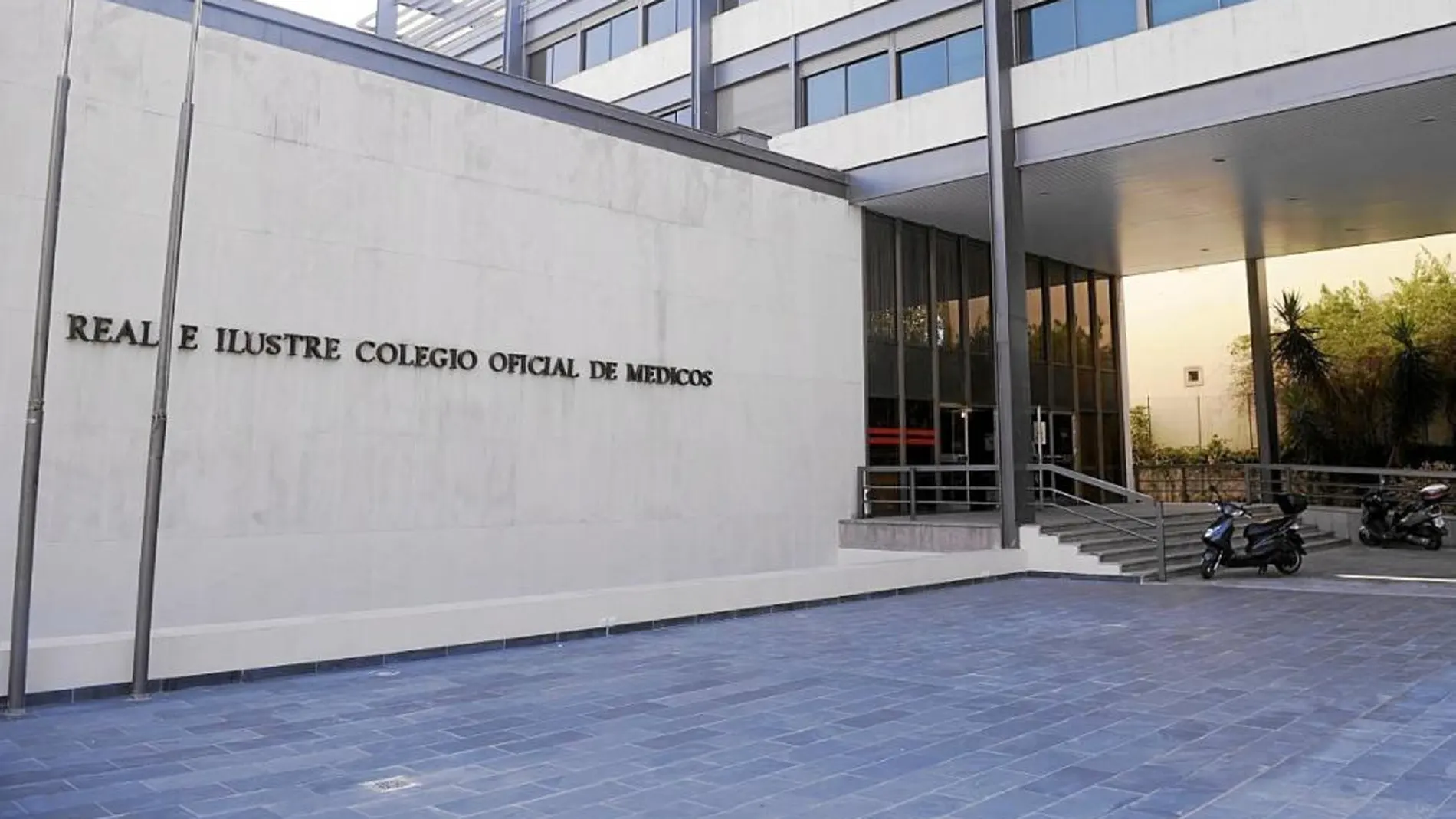 La renovación del Colegio de Médicos de Sevilla se eterniza