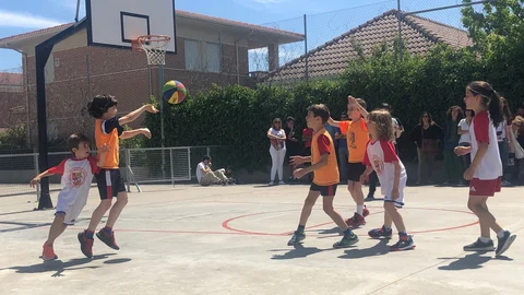 Partido de pequebasket disputado entre los equipos de La Flecha y el San José