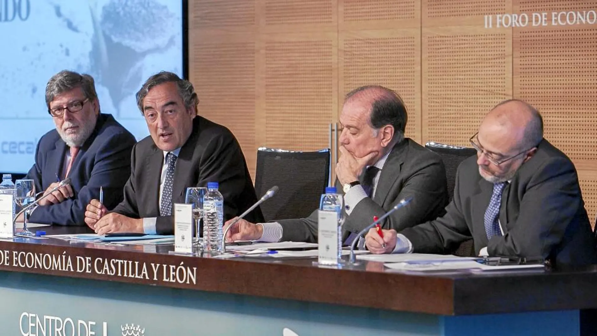 Juan Rosell interviene en el Foro de El Mundo, en presencia de Villanueva, Aparicio y Maeso.