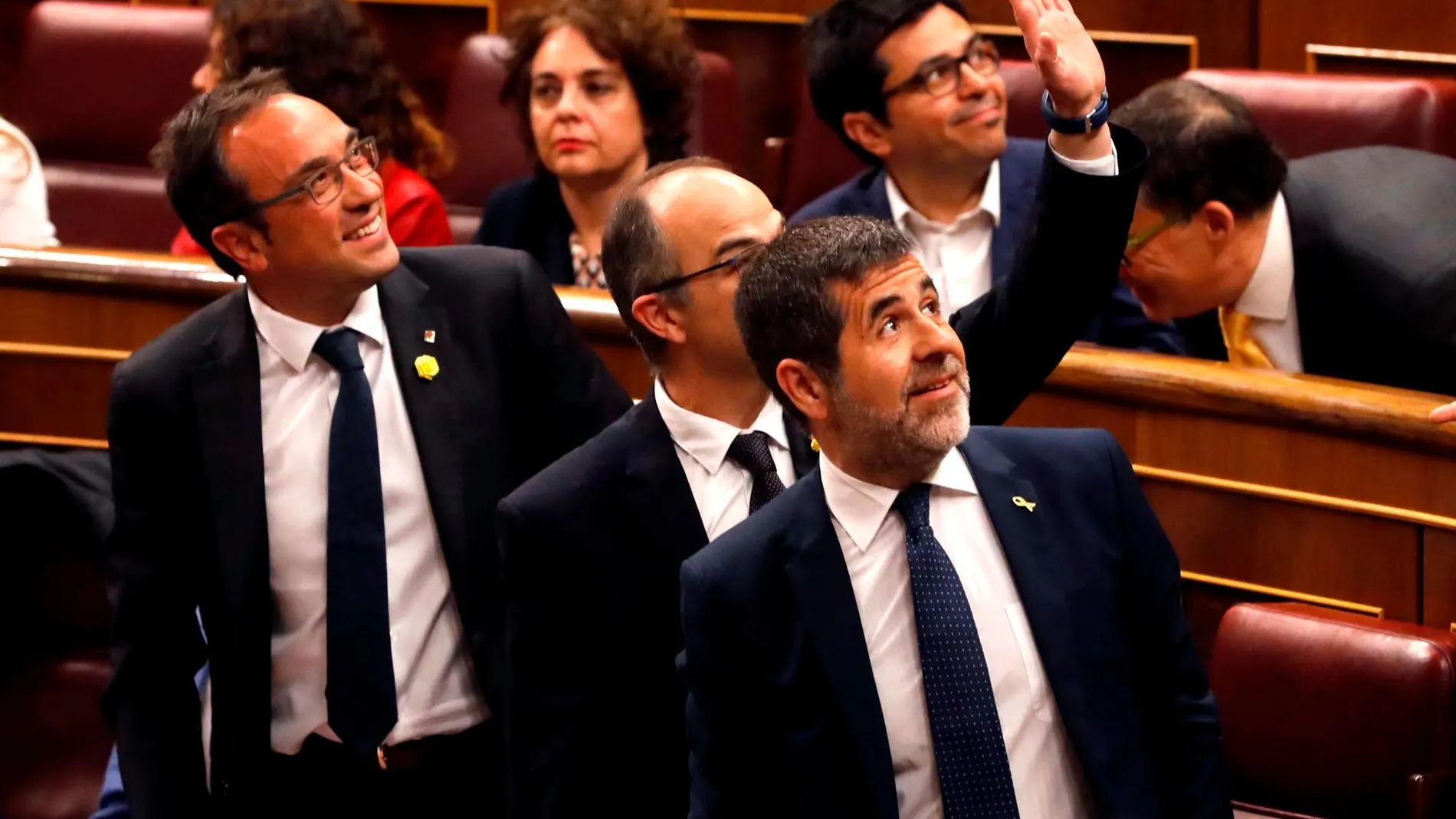 Presos independentistas saludando durante la sesión constitutiva de las cortes
