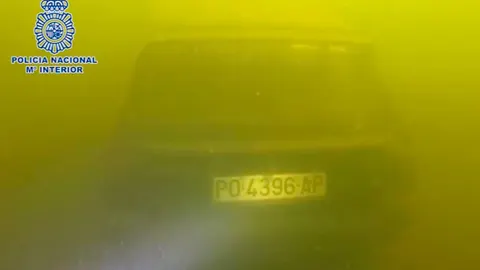 El coche sumergido en el fondo del embalse/Policía Nacional