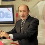 Rubalcaba, ayer, durante su intervención ante los medios