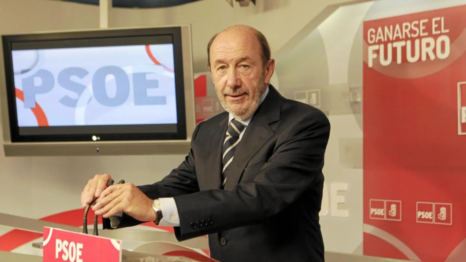 Rubalcaba, ayer, durante su intervención ante los medios