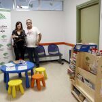 Ana Cabrera, de la Fundación Unicaja, con el presidente de AVOI, Juan Carmona, en la sala infantil de las consultas externas del Hospital de Málaga/ Foto: La Razón