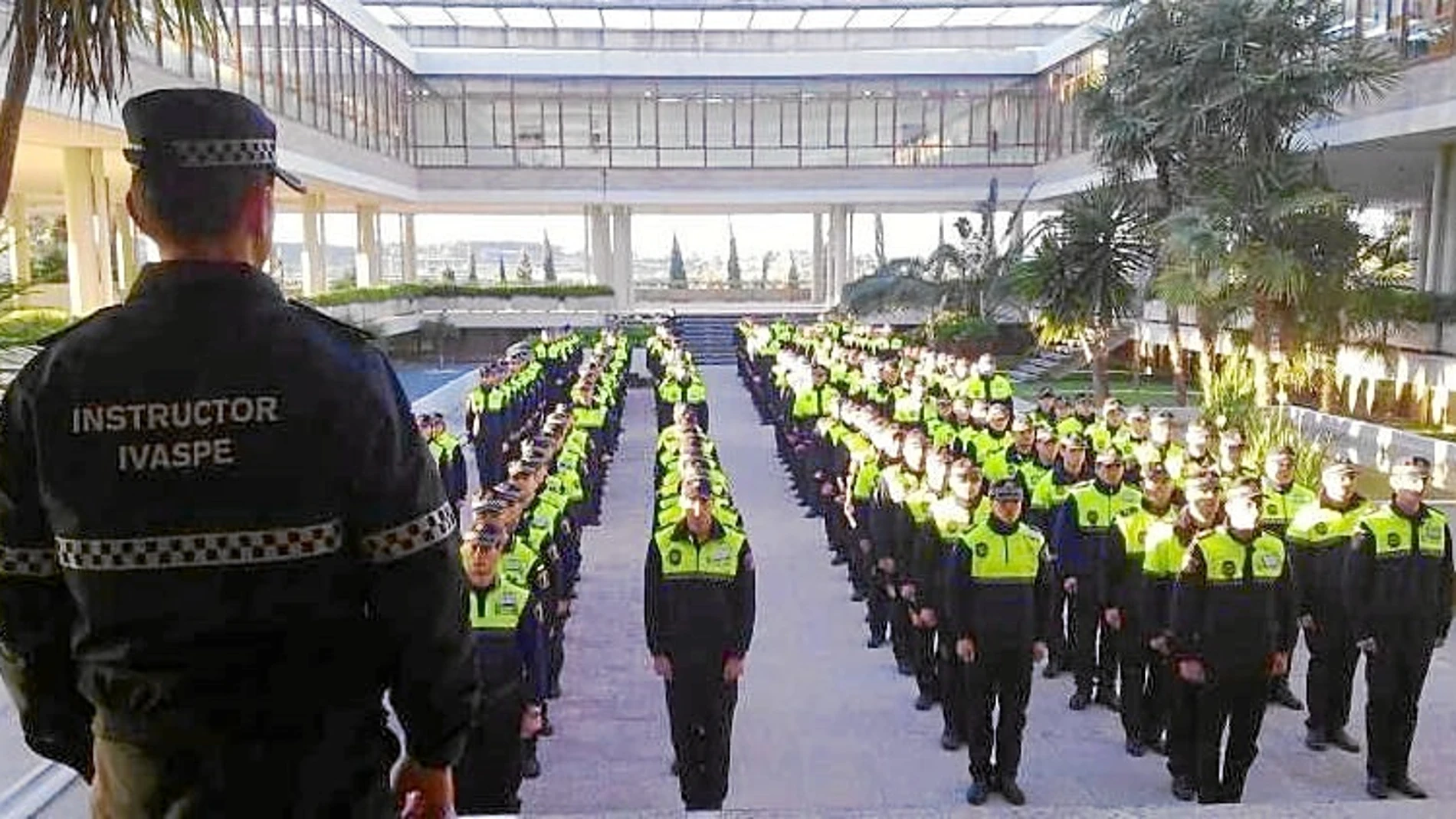 Uno de los instructores del Ivaspe se dirige a los alumnos en la academia