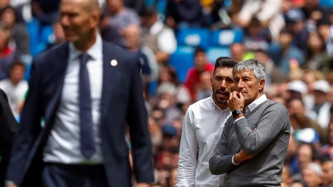 Quique Setién, junto a su ayudante, Eder Sarabia